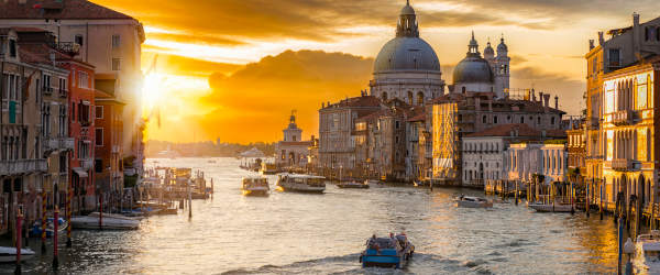 Der Canal Grande In Venedig, Italien, Bei Sonnenaufgang Der Canal Grande In Venedig, Italien